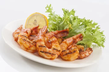 Foto auf Glas Grilled Jumbo headless shrimp with tikka marinade with lemon tomato and lettuce   © anish_ap1