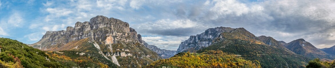 Fototapeta na wymiar Papigo mountain panorama on a colorful fall day