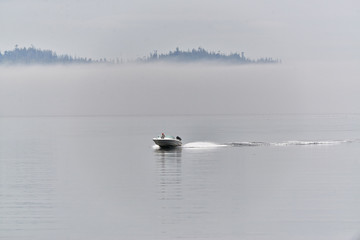Motorboot fährt durch den Nebel der Johnstone Strait, Broughton Archipelago,  Vancouver Island, British Columbia, Kanada 