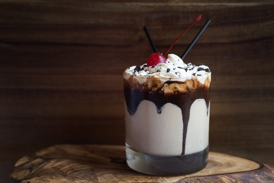 Mudlide cocktail on a wooden background