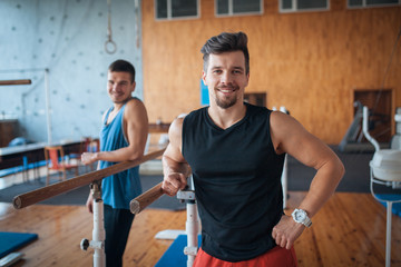Obraz premium two smiling guys in oldschool wooden gym;