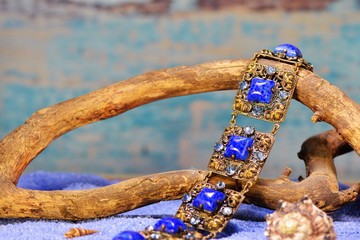 Старинный браслет с синими камнями