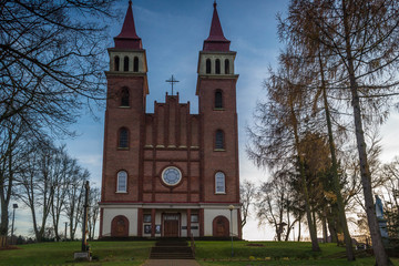 Kościół Najświętszego Serca Pana Jezusa i Trzech Króli w Dłutowie, Polska © Senatorek