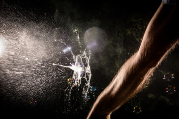 Pękający balon z wodą © Katarzyna