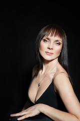 Naklejka premium Прекрасная девушка с карими глазами на черном фоне. 