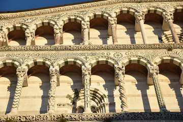 Colonnades en marbre polychrome du Duomo à Lucca en Toscane, Italie