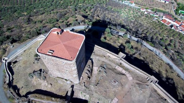 Castillo deFeria (Badajoz, Extremadura) desde el aire. Video aereo con drone