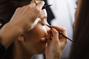 makeup artist applying eyes makeup - 181980704