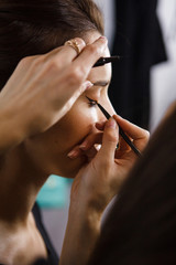 makeup artist applying eyes makeup - 181980798