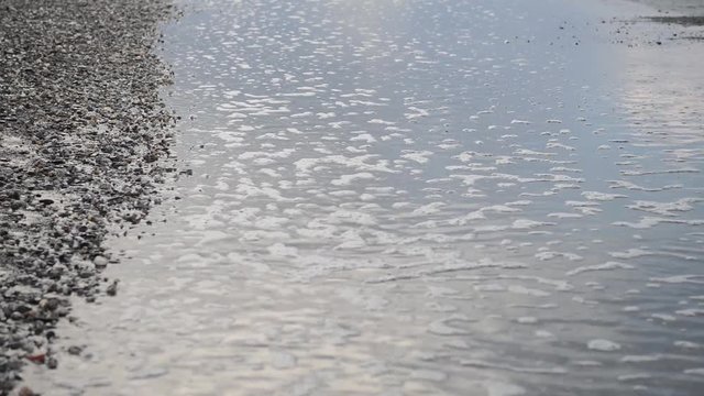 acqua di mare forma pozzanghere sulla spiaggia