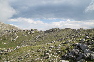 Fototapeta na wymiar Area sul Monte Cervati primavera, vista da nordovest 