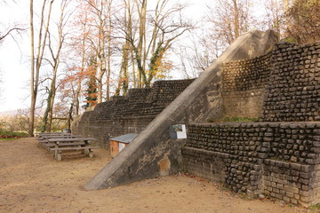 Ehemalige Panzersperre im ehemaligen Amphitheater der alten Römerstadt 