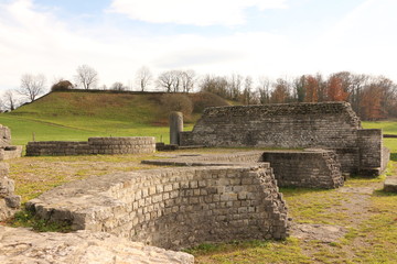 Reste der alten Tempelanlage Grienmatt in der alten Römerstadt Augusta Raurica in der Schweiz