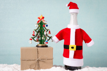 Елка, бутылка шампанского и подарки на синем фоне.