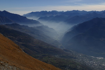 Blick vom Mont Zerbion ins untere Aostatal (Italien)