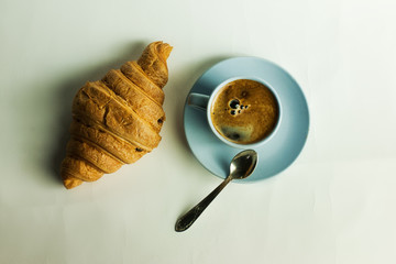 The picture transmits the taste of coffee, and the colors are freshness and purity.