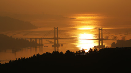 Fototapeta na wymiar Atardecer en el puente de Rande sobre la ría de Vigo, Pontevedra, Galicia, España