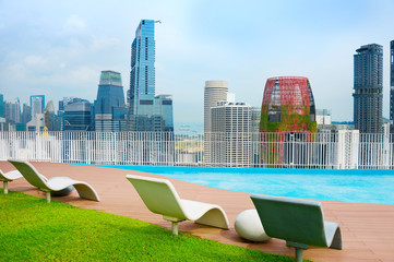 Naklejka premium Rooftop deck chairs. Singapore Downtown