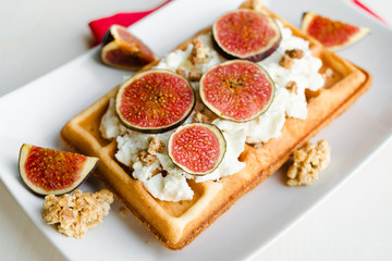 Vienna wafer with ricotta, granola and fresh figs