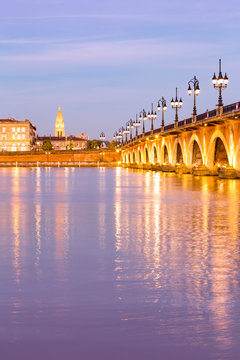 Le pont de pierre &agrave; Bordeaux