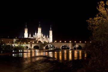 Fototapeta na wymiar El Pilar cathedral in Zaragoza with the stone bridge, Spain