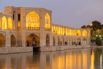 Fototapete Khaju-Brücke Iraner ruhen sich seit 1500 Jahren an der 132 Meter langen Pol-e-Khaju-Brücke über dem Zayande-Fluss in Isfahan, Iran, aus