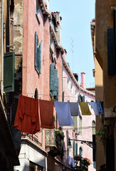 Fototapeta na wymiar Wäsche auf der Leine in Venedig 