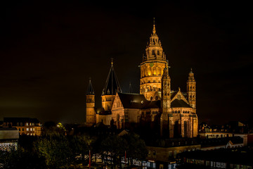 Obraz premium Mainzer Dom bei Nacht