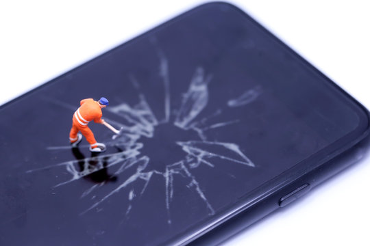 miniature people repair or survay smartphone crack