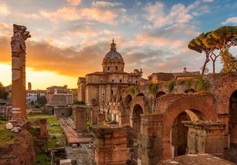 Fototapeten Rom und Forum Romanum im Herbst (Herbst) bei einem Sonnenaufgang mit wunderschönen atemberaubenden Himmels- und Sonnenaufgangsfarben © Evgeni
