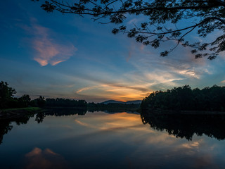 Obraz premium sun rise at the lake