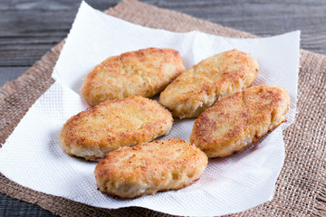 Cutlets is cooling on a paper towel