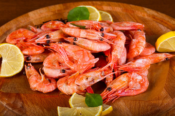 Boiled shrimps with lemon