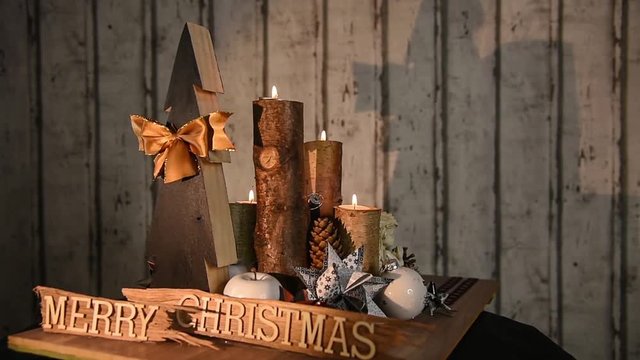 Weihnachtliche Dekoration in den Farben Kupfer/Bronze/Natur dreht sich in Endlosschleife