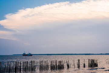 Obraz premium sunset sea with cargo ship