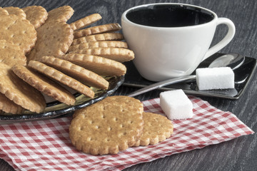Encas avec galettes bretonnes sur fond sombre