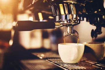 Foto op Plexiglas Koffiezetapparaat giet koffie in een kopje. © Photocreo Bednarek