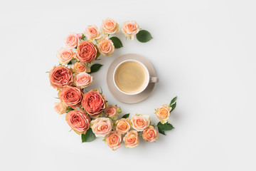 Obraz na płótnie Canvas flower wreath with coffee cup