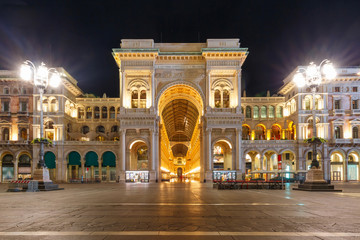 Naklejka premium Jedno z najstarszych centrów handlowych na świecie Galleria Vittorio Emanuele II nocą w Mediolanie, Lombardia, Włochy