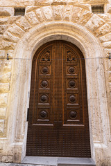 Puerta antigua de madera con marco de canter&iacute;a de gran tama&ntilde;o.