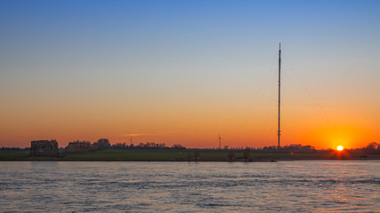 Sonnenuntergang am Rheinufer bei Wesel