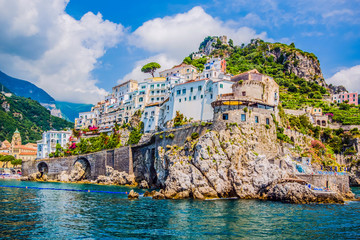 De kleine haven van het dorp Amalfi met het kleine strand en de kleurrijke huizen, gelegen op de rots, de kust van Amalfi, Italië.