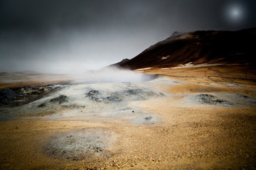 Geyser a Hverir Islanda, centro geotermale con pozze di acqua sulfurea