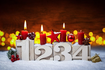 Dritter Advent Kerzen mit Zahlen dekoriert weihnachten Aventszeit schnee holz hintergrund lichter...
