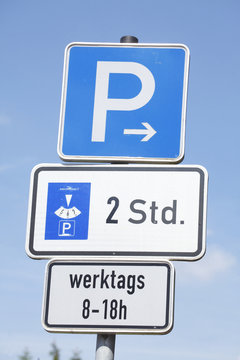 Verkehrsschild Parkplatzschild, parken mit Parkscheibe