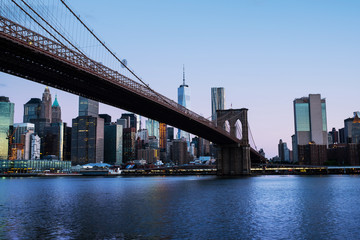 Naklejka premium Widok na most Manhattan i Manhattan w Nowym Jorku, USA w godzinach porannych