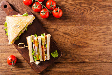 Fototapeta Delicious toast sandwich with ham, cheese, egg and vegetables. obraz