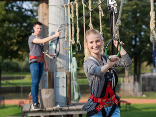 Obraz premium fröhliches klettern im Kletterpark macht Spaß
