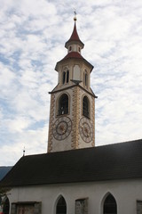 Fototapeta na wymiar Dolomiten: Kirche, Kirchturm