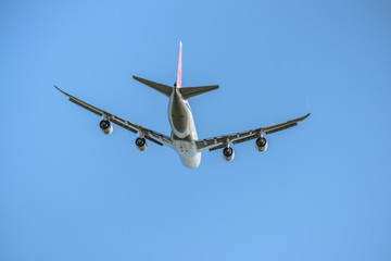 青空を滑空する旅客機